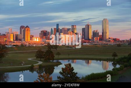 Malerischer Blick auf die Skyline von Downtown Dallas vom Trammell Crow Park mit abendlicher Sonne, die von Gebäuden reflektiert wird Stockfoto