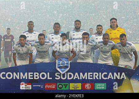 Spieler des brasilianischen Cruzeiro posieren für ein Foto vor dem zweiten Halbfinale der CONMEBOL Copa Sudamericana am 30. Oktober 2024 im Stadion Ciudad de Lanús in Lanús, Provinz Buenos Aires, Argentinien. Cruzeiro gewann 0-1 und qualifizierte sich für das Finale des Turniers, das am 23. November in Asuncion, Paraguay, im Stadion Nueva Olla ausgetragen wurde. Stockfoto