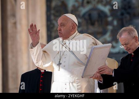 Vatikanstadt, Vatikan. 30. Oktober 2024. Papst Franziskus überbringt seinen Segen während seiner traditionellen Generalaudienz am Mittwoch auf dem Petersplatz. Traditionelle Generalaudienz von Papst Franziskus am Mittwoch auf dem Petersplatz in Vatikanstadt. (Credit Image: © Stefano Costantino/SOPA Images via ZUMA Press Wire) NUR REDAKTIONELLE VERWENDUNG! Nicht für kommerzielle ZWECKE! Stockfoto