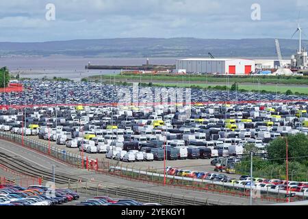 Royal Portbury Dock Haupthafen importiert neue Kraftfahrzeuge, die nach Großbritannien verschickt werden. Auswahl von Autos und Lieferwagen, die in Compounds in Avonmouth Somerset England UK gelagert werden Stockfoto