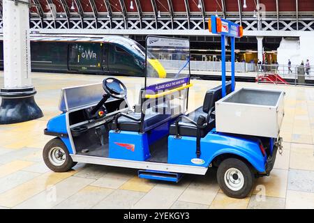 Network Rail Mobility Buggy parkt in der Bahnhofshalle Paddington, um Passagieren und Gepäck zu helfen, weit entfernte Wagen zu erreichen London England Großbritannien Stockfoto