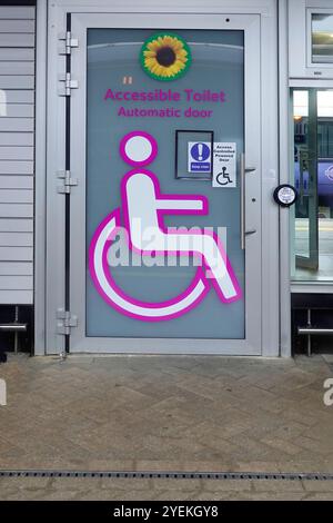 Auffälliges farbenfrohes, behindertengerechtes WC-Schild auf dem Bahnsteig des öffentlichen Eingangs in Berkshire England Großbritannien Stockfoto