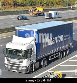 Scania lkw-Schleppbetrieb & Werbung Wincanton plc Name der Logistik Supply Chain Management Business Side View Sattelauflieger mit Vorhangseite m25 UK Stockfoto