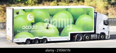 Ocado Online-Supermarkt Internet Lebensmittelgeschäft Einzelhandel Unternehmen Lebensmittelversorgungskette Apfelgrafik Anhänger & lkw-Lieferwagen M25 Autobahn UK Stockfoto