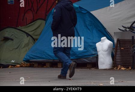 London, England, Großbritannien. 31. Oktober 2024. Zelte an der Tottenham Court Road laut Berichten ist die Zahl der Obdachlosen in London gegenüber dem letzten Sommer um 18 Prozent gestiegen. (Kreditbild: © Vuk Valcic/ZUMA Press Wire) NUR REDAKTIONELLE VERWENDUNG! Nicht für kommerzielle ZWECKE! Stockfoto