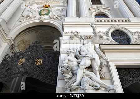 Kunstvolle Skulptur und Details am Michaelertor im Wahrzeichen der Hofburg in Wien. Stockfoto