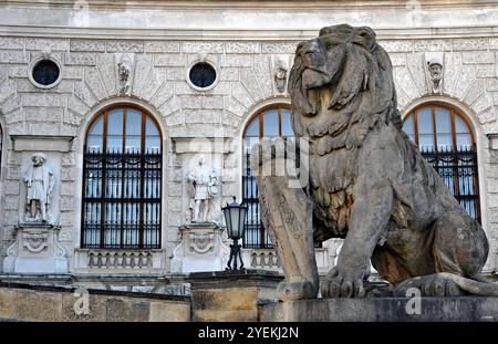 Eine Löwenstatue steht vor dem Flügel der Neuen Burg in der Wiener Hofburg. Stockfoto