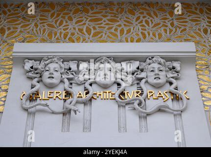 Detail mit der Skulptur der drei Gorgonen an der Außenseite des Sezessionsgebäudes in Wien. Stockfoto