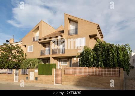 Von der einen Seite der Straße, Blick von der anderen Seite, herrliche Häuser im Chalet-Stil mit klassischem Stil, freiliegender Ziegelfassade und moderner Konstruktion, S Stockfoto