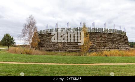 Raddusch, Deutschland. 31. Oktober 2024. Blick auf die slawische Burg. In der slawischen Burg findet an vier Tagen bis zum Ende der Woche ein Halloween-fest statt. Bis 2003 wurde die slawische Burg weitgehend getreu dem ursprünglichen Aussehen der slawischen Befestigungsanlagen errichtet, die im 9. Jahrhundert in der Region existierten. Bis August 2024 wurde das Gelände von der Gemeinde betrieben. Ein tschechischer Investor betreibt derzeit die slawische Burg, die 15 hauptamtliche Mitarbeiter und mehrere Assistenten beschäftigt. Kredit: Frank Hammerschmidt/dpa/ZB/dpa/Alamy Live News Stockfoto