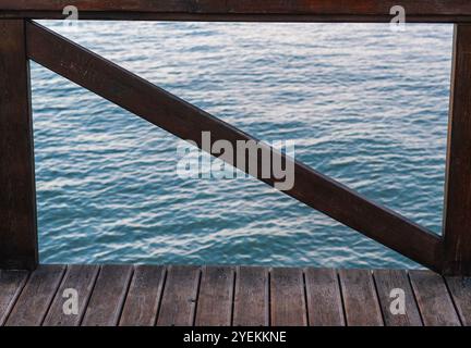 Hölzerner Rechteckrahmen am Bridge Pier am Meer Stockfoto