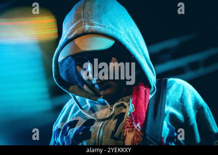 Malmö, Schweden. 30. Oktober 2024. Die britische Band English Teacher gibt ein Live-Konzert im Plan B in Malmö. Hier ist die Sängerin und Musikerin Lily Fontaine live auf der Bühne zu sehen. Quelle: Gonzales Photo/Alamy Live News Stockfoto