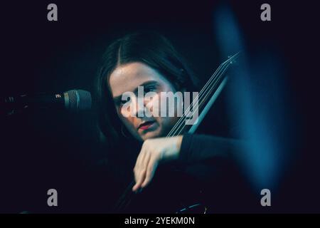 Malmö, Schweden. 30. Oktober 2024. Die britische Band English Teacher gibt ein Live-Konzert im Plan B in Malmö. Quelle: Gonzales Photo/Alamy Live News Stockfoto