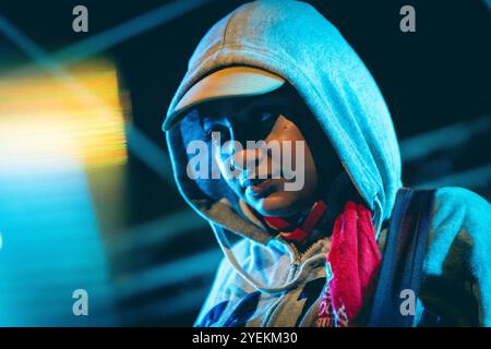 Malmö, Schweden. 30. Oktober 2024. Die britische Band English Teacher gibt ein Live-Konzert im Plan B in Malmö. Hier ist die Sängerin und Musikerin Lily Fontaine live auf der Bühne zu sehen. Quelle: Gonzales Photo/Alamy Live News Stockfoto