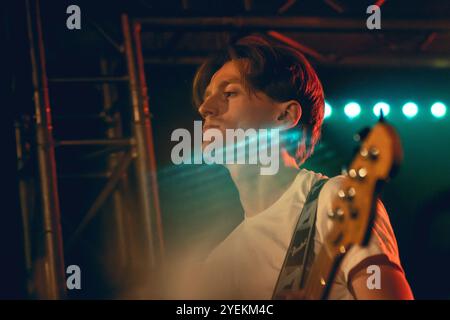 Malmö, Schweden. 30. Oktober 2024. Die britische Band English Teacher gibt ein Live-Konzert im Plan B in Malmö. Hier ist Bassist Nicholas Eden live auf der Bühne zu sehen. Quelle: Gonzales Photo/Alamy Live News Stockfoto