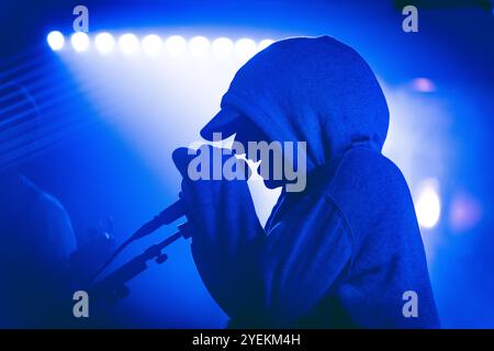 Malmö, Schweden. 30. Oktober 2024. Die britische Band English Teacher gibt ein Live-Konzert im Plan B in Malmö. Hier ist die Sängerin und Musikerin Lily Fontaine live auf der Bühne zu sehen. Quelle: Gonzales Photo/Alamy Live News Stockfoto