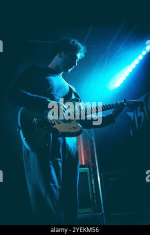 Malmö, Schweden. 30. Oktober 2024. Die britische Band English Teacher gibt ein Live-Konzert im Plan B in Malmö. Hier ist Gitarrist Lewis Whiting live auf der Bühne zu sehen. Quelle: Gonzales Photo/Alamy Live News Stockfoto