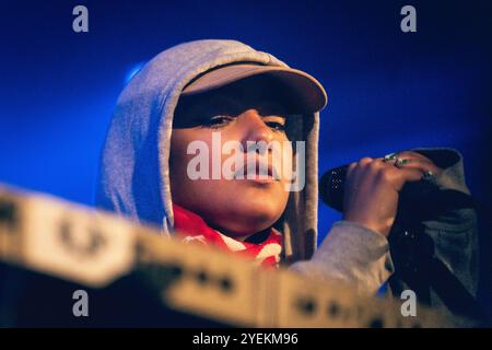 Malmö, Schweden. 30. Oktober 2024. Die britische Band English Teacher gibt ein Live-Konzert im Plan B in Malmö. Hier ist die Sängerin und Musikerin Lily Fontaine live auf der Bühne zu sehen. Quelle: Gonzales Photo/Alamy Live News Stockfoto