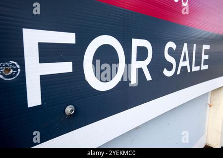 Zum Verkauf Schild auf Gewerbegrundstück Ballinrobe, County Mayo, republik irland Stockfoto