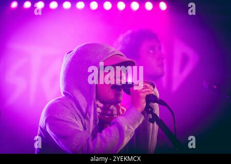 Malmö, Schweden. 30. Oktober 2024. Die britische Band English Teacher gibt ein Live-Konzert im Plan B in Malmö. Hier ist die Sängerin und Musikerin Lily Fontaine live auf der Bühne zu sehen. Quelle: Gonzales Photo/Alamy Live News Stockfoto