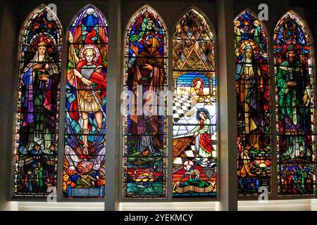 galerie Buntglasfenster von A W lyons in der Kirche St mary of the Rosenkranzkirche in cong, County Mayo, republik irland Stockfoto