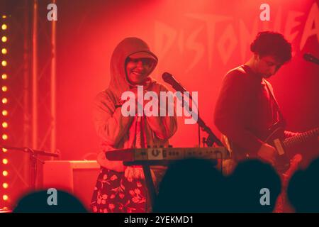 Malmö, Schweden. 30. Oktober 2024. Die britische Band English Teacher gibt ein Live-Konzert im Plan B in Malmö. Hier ist die Sängerin und Musikerin Lily Fontaine live auf der Bühne zu sehen. Quelle: Gonzales Photo/Alamy Live News Stockfoto