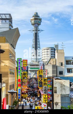 Osaka, Japan - 05.05.2024: Blick auf den berühmten Tsūtenkaku-Turm im Stadtteil Shinsekai Stockfoto