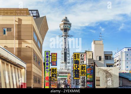 Osaka, Japan - 05.05.2024: Blick auf den berühmten Tsūtenkaku-Turm im Stadtteil Shinsekai Stockfoto