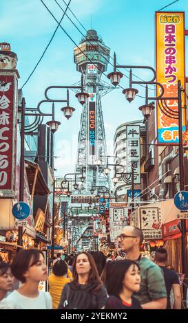 Osaka, Japan - 05.05.2024: Blick auf den berühmten Tsūtenkaku-Turm im Stadtteil Shinsekai Stockfoto