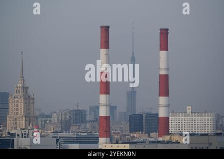 Stadtbild von Moskau von der Spitze der Sparrow Hills. Ostankino Tower, Weißes Haus, Hotel Ukraina, Moskau Stockfoto