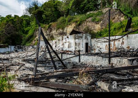 Verbrannte Ruinen und Überreste von brennendem Gebäude. Varna, Schwarzes Meer, Bulgarien, Straßenperspektive der Promenade aus der Hauptstadt des Meeres. Europa, EU Stockfoto