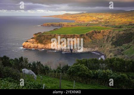 Atemberaubender Blick auf die Klippe des Atlantischen Ozeans bei Sonnenuntergang Azoren, Portugal Stockfoto