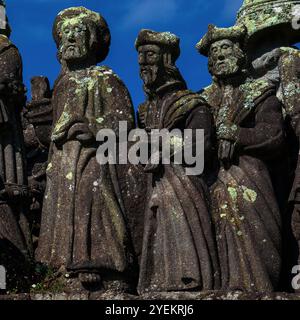 Detail aus dem Grabment Christi, das in den 1580er Jahren geschaffen wurde Szene auf der Ostwand des Kalvariums in der Pfarrei nahe der Kirche Saint Miliau) im Dorf Guimiliau, Finistère, Bretagne, Frankreich. Die Figuren sind alle in Kleid aus dem 16. Jahrhundert. Stockfoto