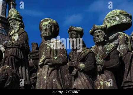 Skulpturenszene auf dem Kalvarium in der Pfarrei nahe der Kirche Saint Miliau im Dorf Guimiliau, Finistère, Bretagne, Frankreich. Detail aus der Grabstätte Christi an der Ostwand des Kalvariums. Der Kalvarienkalvariar wurde Ende der 1500er Jahre geformt und die Figuren sind alle in Kleid aus dem 16. Jahrhundert gehalten. Stockfoto