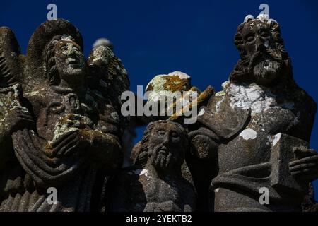 Die Taufe Christi. Detail einer Skulptur aus den späten 1500er Jahren auf der oberen Ebene der Südwand des Kalvariums in der Pfarrei nahe der Eglise Saint-Miliau in Guimiliau, Finistère, Bretagne, Frankreich. Christus wird von einem Engel auf der linken Seite und Johannes dem Täufer auf der rechten Seite flankiert. Stockfoto