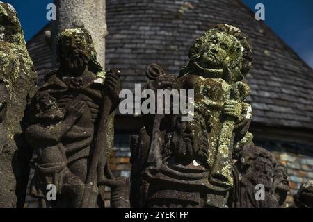 Jesus befreit eine gerechte Seele von Limbo (links) und Veronica mit dem Heiligen Gesicht Jesu. Detail einer Skulptur aus den späten 1500er Jahren auf der oberen Ebene der Südwand des Kalvariums in der Pfarrei nahe der Eglise Saint-Miliau in Guimiliau, Finistère, Bretagne, Frankreich. Stockfoto