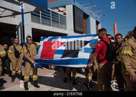 Athen, Griechenland. 31. Oktober 2024. Athen, Griechenland, 31. Oktober 2024. Saisonaler Feuerwehrprotest vor dem ministerium für Katastrophenschutz in Athen, Griechenland am 31. Oktober 2024. Die Feuerwehrleute baten um Permament-Positionen und Verlängerung ihrer Verträge. (Foto: Kostas Galanis/SIPA USA) Credit: SIPA USA/Alamy Live News Stockfoto