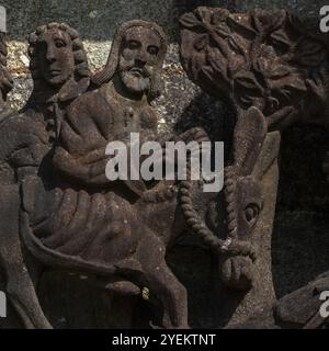 Jesu Einreise nach Jerusalem am Palmensonntag. Detail einer Skulptur aus den späten 1500er Jahren auf der Westwand des Kalvariums in der Pfarrei nahe der Eglise Saint-Miliau in Guimiliau, Finistère, Bretagne, Frankreich. Stockfoto