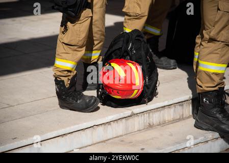 Athen, Griechenland. 31. Oktober 2024. Athen, Griechenland, 31. Oktober 2024. Saisonaler Feuerwehrprotest vor dem ministerium für Katastrophenschutz in Athen, Griechenland am 31. Oktober 2024. Die Feuerwehrleute baten um Permament-Positionen und Verlängerung ihrer Verträge. (Foto: Kostas Galanis/SIPA USA) Credit: SIPA USA/Alamy Live News Stockfoto