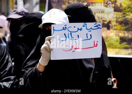 2021. Hunderte Jemeniten nehmen in Solidarität mit den Palästinensern an einer Massendemonstration in der jemenitischen Stadt Taiz Teil, um Israels Bombardierung des Gazastreifens und die israelische Politik im Westjordanland und in Jerusalem zu verurteilen. Demonstranten in Zentral-Taiz haben Bilder von der Al-Aqsa-Moschee und Plakate in Solidarität mit Gaza und Jerusalems Nachbarschaft Scheich Jarrah aufgebracht. Sie riefen auch Slogans zur Unterstützung des palästinensischen Volkes und seiner Sache und appellierten an die internationale Gemeinschaft, sich der israelischen Unterdrückung gegen Palästinenser zu widersetzen. Die Veranstaltung folgte einer Aufforderung des jemenitischen Volkskomitees zur Unterstützung Stockfoto