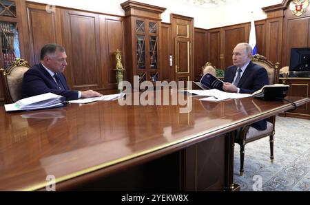 Moskau, Russland. 31. Oktober 2024. Der russische Präsident Wladimir Putin, rechts, stellt eine Frage an den stellvertretenden Ministerpräsidenten Marat Khusnullin, links, während eines Einzeltreffens im Kreml am 31. Oktober 2024 in Moskau, Russland. Quelle: Mikhail Metzel/Kreml Pool/Alamy Live News Stockfoto