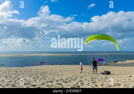 Düne von Pilat, Frankreich - 14. August 2024: Paragliding in der Großen Düne von Pilat, Arcachon Basin, Nouvelle Aquitaine, Frankreich. Stockfoto