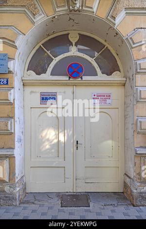 Slavonski Brod, Kroatien - 23. Oktober 2024: Eingang zum Schachclub Djuro Djakovic und Brod am Platz Pobjede, Herbsttag. Stockfoto