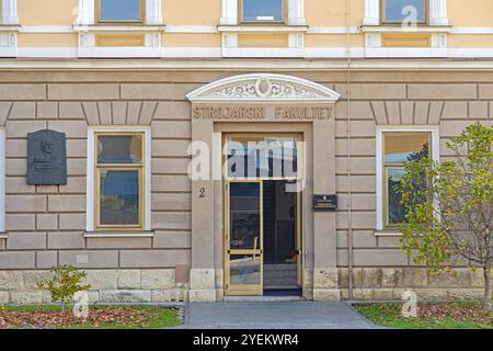 Slavonski Brod, Kroatien - 23. Oktober 2024: Eintritt in das Gebäude der Fakultät für Maschinenbau. Stockfoto