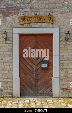 Slavonski Brod, Kroatien - 23. Oktober 2024: Eintritt zum Tambura-Museum im Brod-Festungsgebäude in der Vukovarska-Straße, Herbsttag. Stockfoto