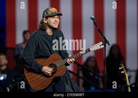 Green Bay, USA. 30. Oktober 2024. Aaron Dessner von The National während einer „When We Vote, We Win“-Kampagne für Harris/Walz am 30. Oktober 2024 in Madison, Wisconsin (Foto: Daniel DeSlover/SIPA USA) Credit: SIPA USA/Alamy Live News Stockfoto