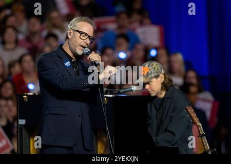 Green Bay, USA. 30. Oktober 2024. Matt Berninger vom National während einer Wahlkampfveranstaltung für Harris/Walz am 30. Oktober 2024 in Madison, Wisconsin (Foto: Daniel DeSlover/SIPA USA) Credit: SIPA USA/Alamy Live News Stockfoto