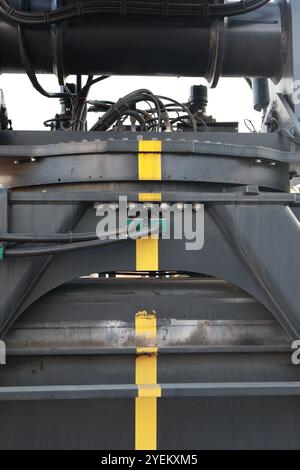 Detailansicht eines Staplerarms mit beladener Reichweite mit Hydraulikleitungen und Stahlseilen. Stockfoto