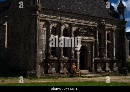 Mitte der 1600er Jahre Bestattungskapelle Eglise Saint-Miliau in Guimiliau, Finistère, Bretagne, Frankreich. Auf der Eingangshalle über dem Eingang befindet sich eine lateinische Inschrift: Memento Mori (denken Sie daran, dass Sie sterben müssen). Stockfoto