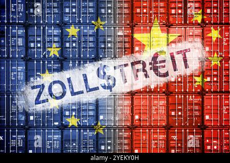 FOTOMONTAGE, Container mit chinesischer und europäischer Fahne und Zollstreit-Schriftzug mit Euro- und Dollarzeichen, Symbolfoto Strafzölle der EU auf chinesische E-Autos *** FOTOMONTAGE, Container mit chinesischer und europäischer Flagge und Zollstreitschrift mit Euro- und Dollarzeichen, symbolisches Foto von EU-Strafzöllen auf chinesische Elektroautos Stockfoto